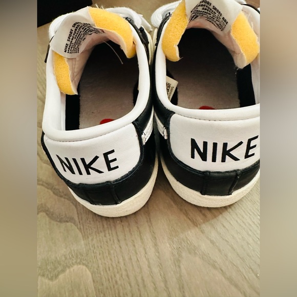 black and white sneakers. Original Nike. size 6.5 - Picture 2 of 6